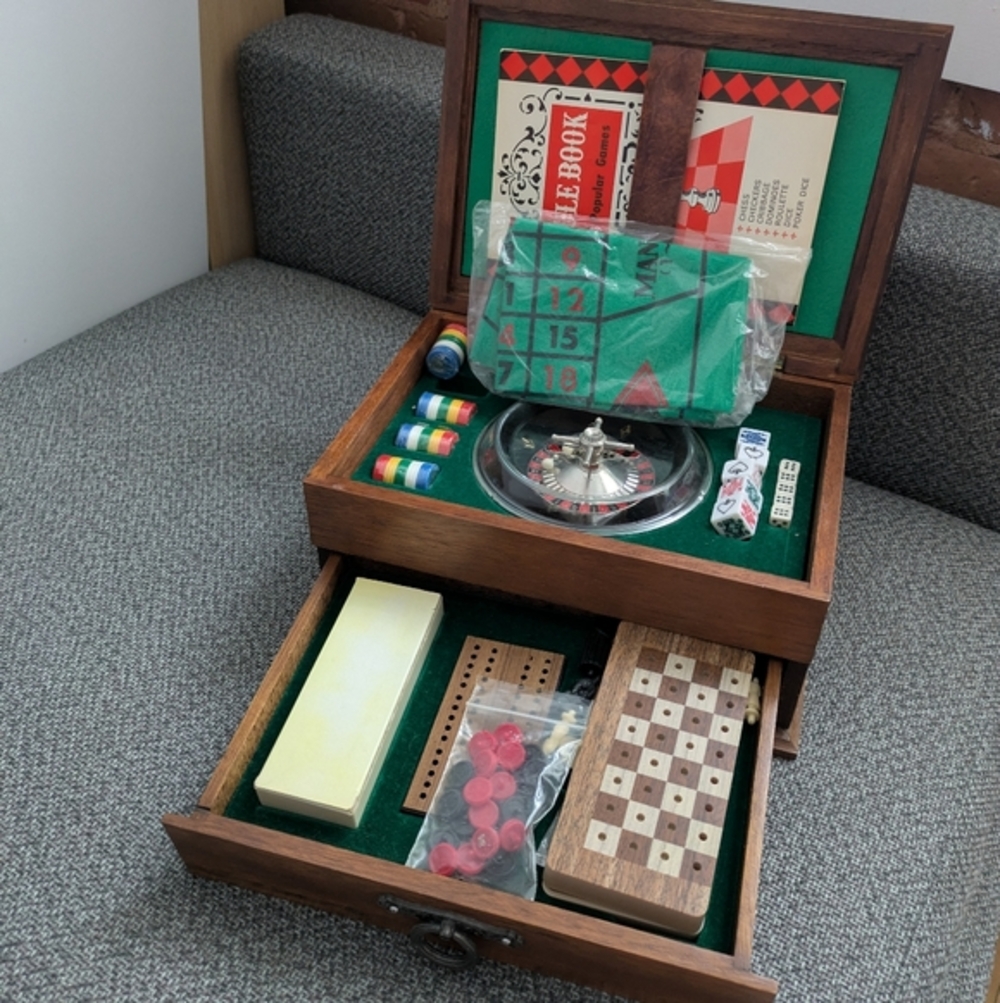 RARE 1960s Nintendo Travel Game/Gambling Set wooden box with knight - Picture 8 of 14